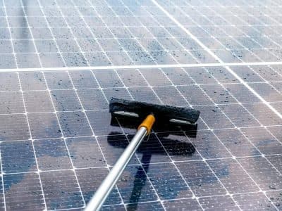 lavaggio-impianto-fotovoltaico-con-spazzola